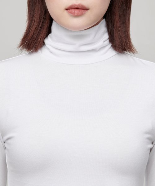 MUSINSA STANDARD WOMAN（ムシンサスタンダードウーマン）の「ウィメンズスリムクロップタートルネック長袖Tシャツ[ホワイト]（Tシャツ/カットソー・レディース・その他・MEDIUM/LARGE/X-SMALL/SMALL）」の3枚目の写真