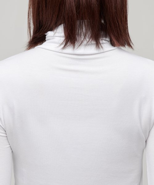 MUSINSA STANDARD WOMAN（ムシンサスタンダードウーマン）の「ウィメンズスリムクロップタートルネック長袖Tシャツ[ホワイト]（Tシャツ/カットソー・レディース・その他・MEDIUM/LARGE/X-SMALL/SMALL）」の4枚目の写真