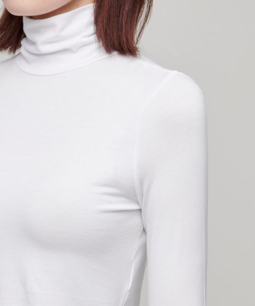 MUSINSA STANDARD WOMAN（ムシンサスタンダードウーマン）の「ウィメンズスリムクロップタートルネック長袖Tシャツ[ホワイト]（Tシャツ/カットソー・レディース・その他・MEDIUM/LARGE/X-SMALL/SMALL）」の5枚目の写真