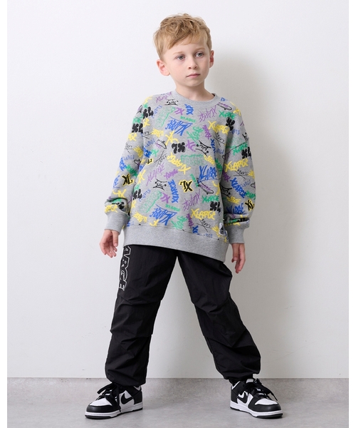 XLARGE KIDS（エクストララージキッズ）の「グラフィティロゴ総柄トレーナー（スウェット・キッズ・ブラック/トップグレー・140cm/130cm/90cm/80ｃｍ/120cm/100cm/110cm）」の3枚目の写真