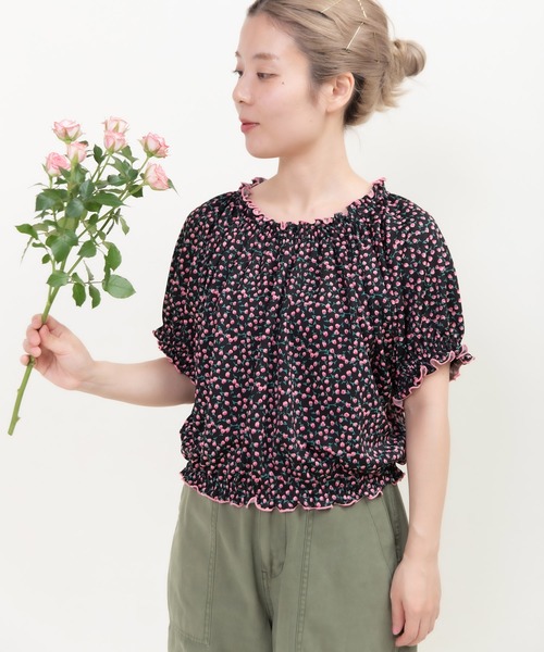 Dot＆Stripes CHILD WOMAN（ドットアンドストライプス　チャイルドウーマン）の「ポンチ small roseプリント パフスリーブブラウス（シャツ/ブラウス・レディース・ブラック/ネイビー・FREE）」の3枚目の写真