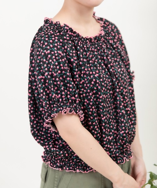Dot＆Stripes CHILD WOMAN（ドットアンドストライプス　チャイルドウーマン）の「ポンチ small roseプリント パフスリーブブラウス（シャツ/ブラウス・レディース・ブラック/ネイビー・FREE）」の4枚目の写真