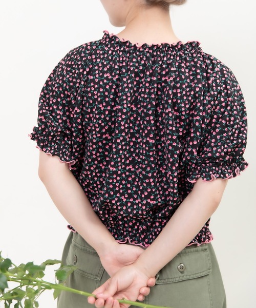 Dot＆Stripes CHILD WOMAN（ドットアンドストライプス　チャイルドウーマン）の「ポンチ small roseプリント パフスリーブブラウス（シャツ/ブラウス・レディース・ブラック/ネイビー・FREE）」の5枚目の写真