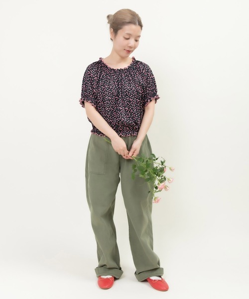 Dot＆Stripes CHILD WOMAN（ドットアンドストライプス　チャイルドウーマン）の「ポンチ small roseプリント パフスリーブブラウス（シャツ/ブラウス・レディース・ブラック/ネイビー・FREE）」の7枚目の写真