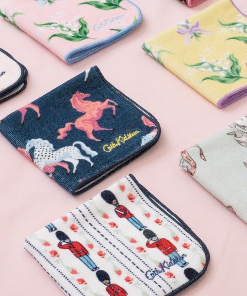 Cath Kidston(キャスキッドソン)の「タオルハンカチ Guards Bud Stripe(ハンカチ/ハンドタオル・レディース・ネイビー・FREE)」の3枚目の写真