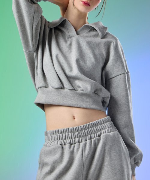 KOLEAT（コレット）の「ソフトテクスチャー無地カラークロップスウェット [GRAY] スウェットシャツver.（スウェット・レディース・グレー・FREE）」の4枚目の写真