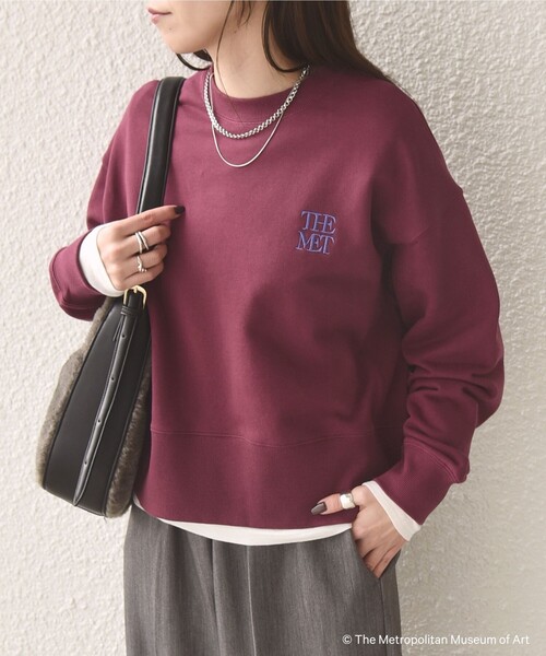 SHIPS Colors(シップス カラーズ)の「SHIPS Colors:The Met コラボ エンブロイダリー ボクシー スウェット 2(スウェット・レディース・ワイン/グレー/ダークグレー・ONE SIZE)」の18枚目の写真