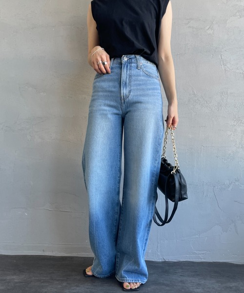 Levi's（リーバイス）の「[LEVI’S/リーバイス] RIBCAGE ワイドシルエット ハイライズストレートデニム（デニムパンツ・レディース・ライトインディゴブルー・25/24/27/26/23）」の3枚目の写真