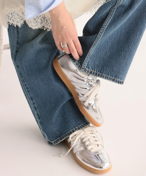 adidas Originals(アディダスオリジナルス)の「【adidas originals/アディダス オリジナルス】SAMBA OG W(スニーカー・レディース・シルバー・24.5cm/24cm/23.5cm/23cm/25cm)」の2枚目の写真