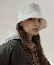 RAVEROUS（レイバーロス）の「ベーシックロゴバケットハットホワイト（ハット）」
