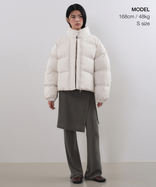 MUSINSA STANDARD WOMAN（ムシンサスタンダードウーマン）の「ウィメンズデイリープファーラグランショートパディングジャケット [ダスティクリーム]（ダウンジャケット/コート・レディース・その他・MEDIUM/LARGE/X-SMALL/SMALL）」の2枚目の写真