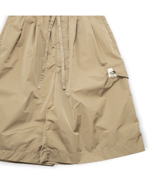 my beautiful landlet(マイビューティフルランドレット)の「【my beautiful landlet】 NYLON TAFFETA WATER PROOF WIDE HALF PANTS(その他パンツ・メンズ・ベージュ/ネイビー/ブラック・1/0)」の22枚目の写真