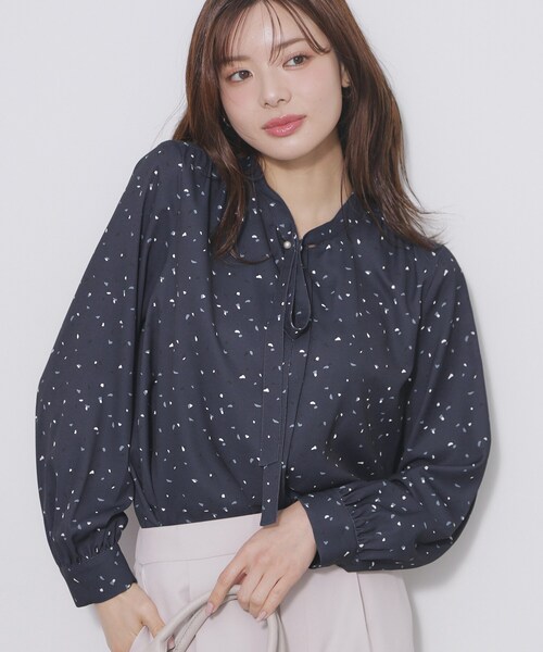 index(インデックス)の「フェイクパールピンボウタイブラウス【洗濯機OK/イージーアイロン/ストレッチ】《XS-LL》(シャツ/ブラウス・レディース・ネイビー系/ライトイエロー系/ベージュ系その他4/オフホワイト・42/40/34/38/36)」の3枚目の写真