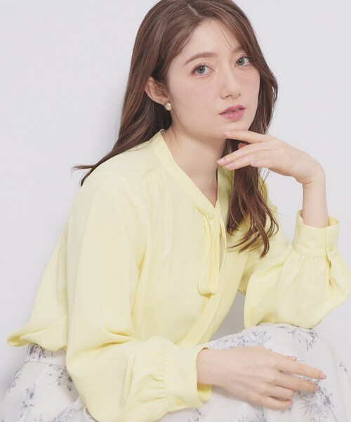 index(インデックス)の「フェイクパールピンボウタイブラウス【洗濯機OK/イージーアイロン/ストレッチ】《XS-LL》(シャツ/ブラウス・レディース・ネイビー系/ライトイエロー系/ベージュ系その他4/オフホワイト・42/40/34/38/36)」の4枚目の写真