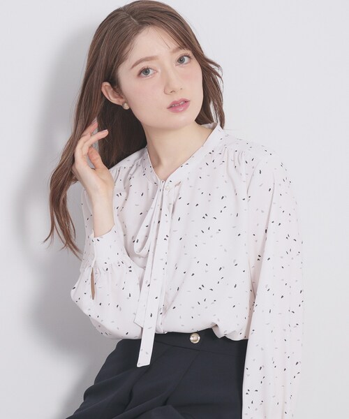 index(インデックス)の「フェイクパールピンボウタイブラウス【洗濯機OK/イージーアイロン/ストレッチ】《XS-LL》(シャツ/ブラウス・レディース・ネイビー系/ライトイエロー系/ベージュ系その他4/オフホワイト・42/40/34/38/36)」の2枚目の写真