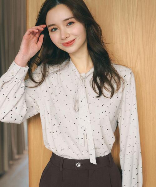 index(インデックス)の「フェイクパールピンボウタイブラウス【洗濯機OK/イージーアイロン/ストレッチ】《XS-LL》(シャツ/ブラウス・レディース・ネイビー系/ライトイエロー系/ベージュ系その他4/オフホワイト・42/40/34/38/36)」の5枚目の写真