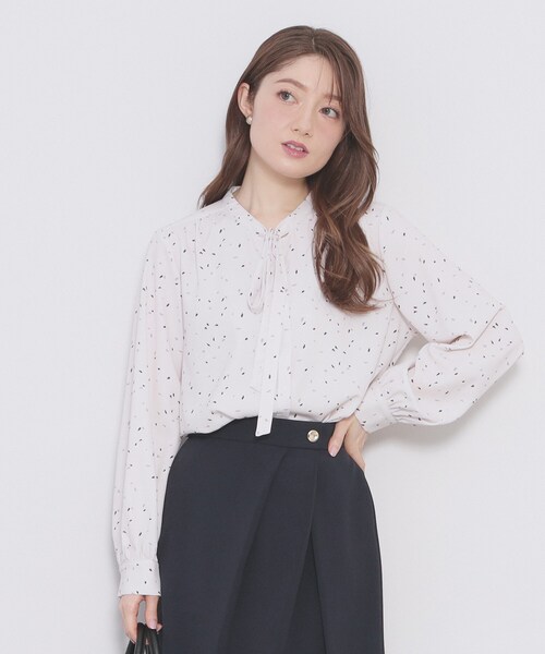 index(インデックス)の「フェイクパールピンボウタイブラウス【洗濯機OK/イージーアイロン/ストレッチ】《XS-LL》(シャツ/ブラウス・レディース・ネイビー系/ライトイエロー系/ベージュ系その他4/オフホワイト・42/40/34/38/36)」の14枚目の写真