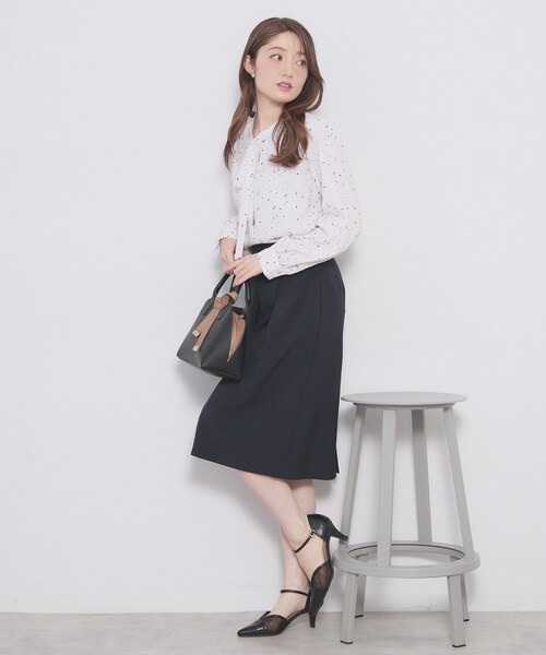 index(インデックス)の「フェイクパールピンボウタイブラウス【洗濯機OK/イージーアイロン/ストレッチ】《XS-LL》(シャツ/ブラウス・レディース・ネイビー系/ライトイエロー系/ベージュ系その他4/オフホワイト・42/40/34/38/36)」の15枚目の写真