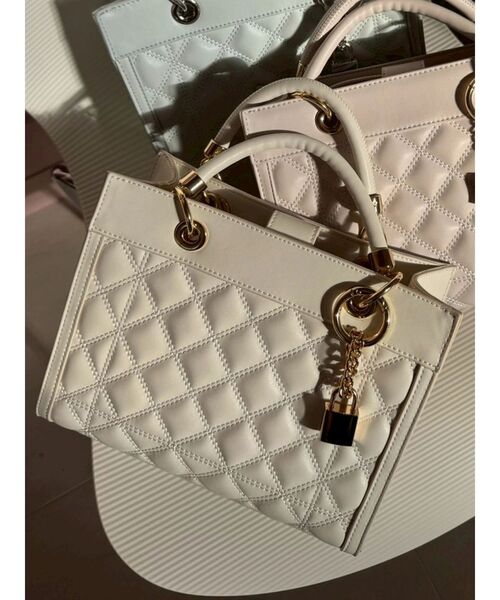 dazzlin(ダズリン)の「キルティングハンドルバッグ(ハンドバッグ・レディース・アイボリー/ピンク/ブルー・FREE)」の2枚目の写真