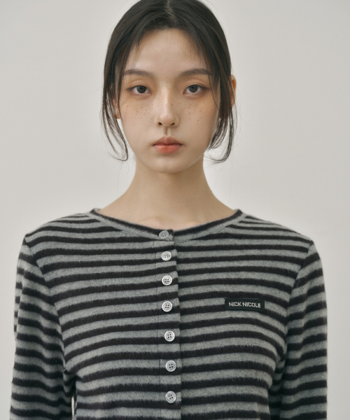 NICK&NICOLE(ニックアンドニコール)の「STRIPE CROP BUTTON CARDIGAN_CHARCOAL(カーディガン/ボレロ・レディース・その他・MEDIUM/LARGE)」の3枚目の写真