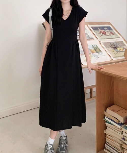 SallyLunn(サリーラン)の「Vネックフレンチスリーブ タックロングワンピース(ワンピース・レディース・ベージュ/ブラック・LARGE/MEDIUM)」の2枚目の写真