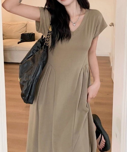 SallyLunn(サリーラン)の「Vネックフレンチスリーブ タックロングワンピース(ワンピース・レディース・ベージュ/ブラック・LARGE/MEDIUM)」の3枚目の写真