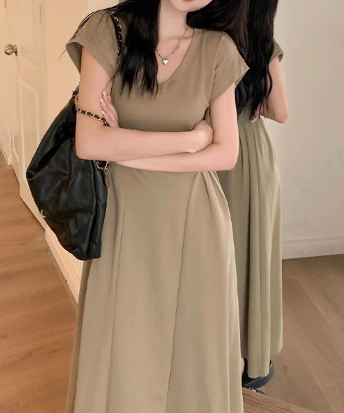 SallyLunn(サリーラン)の「Vネックフレンチスリーブ タックロングワンピース(ワンピース・レディース・ベージュ/ブラック・LARGE/MEDIUM)」の5枚目の写真