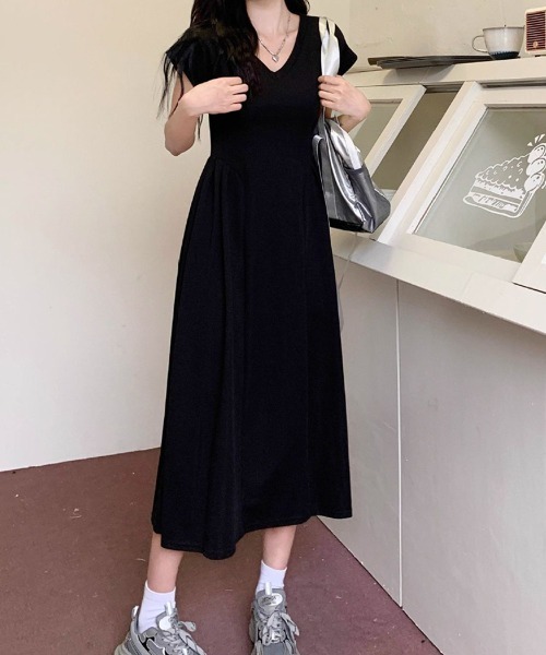 SallyLunn(サリーラン)の「Vネックフレンチスリーブ タックロングワンピース(ワンピース・レディース・ベージュ/ブラック・LARGE/MEDIUM)」の7枚目の写真