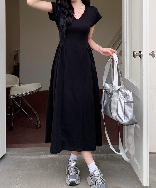 SallyLunn(サリーラン)の「Vネックフレンチスリーブ タックロングワンピース(ワンピース・レディース・ベージュ/ブラック・LARGE/MEDIUM)」の9枚目の写真