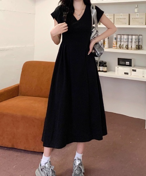 SallyLunn(サリーラン)の「Vネックフレンチスリーブ タックロングワンピース(ワンピース・レディース・ベージュ/ブラック・LARGE/MEDIUM)」の11枚目の写真
