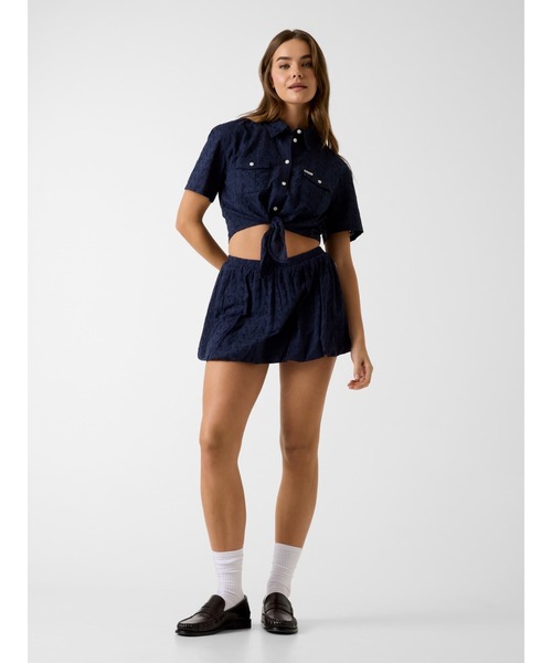 GUESS JEANS(ゲスジーンズ)の「GUESS JEANS Front Tie Top シャツ ブラウス ショート丈(シャツ/ブラウス・レディース・ネイビー/ホワイト・X-SMALL/SMALL/MEDIUM)」の10枚目の写真
