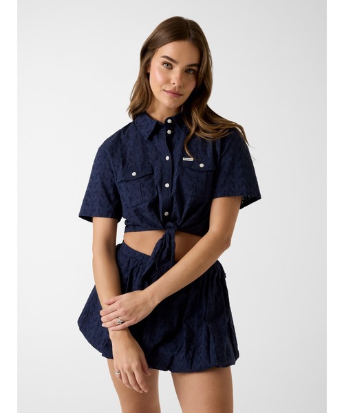 GUESS JEANS(ゲスジーンズ)の「GUESS JEANS Front Tie Top シャツ ブラウス ショート丈(シャツ/ブラウス・レディース・ネイビー/ホワイト・X-SMALL/SMALL/MEDIUM)」の3枚目の写真