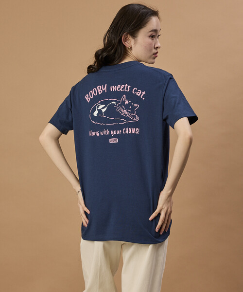 FREAK'S STORE(フリークスストア)の「限定展開 CHUMS×FREAK'S STORE 別注 ヒストリー バックプリント クルーネックTシャツ キャットモチーフ チャムス(Tシャツ/カットソー・メンズ・ネイビー/ホワイト/ブラック/グレイッシュベージュ・SMALL/X-LARGE/LARGE/MEDIUM)」の5枚目の写真