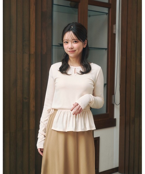 moi tytto（モイテュット）の「マルチwayフリル付きリバースカットソー（Tシャツ/カットソー・レディース・ナチュラル/オフホワイト・FREE）」の2枚目の写真