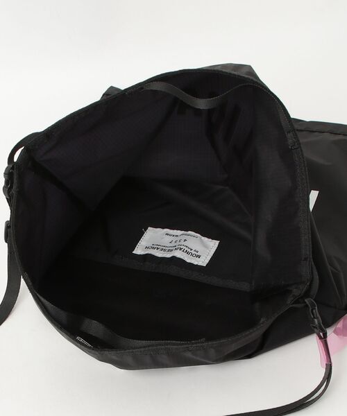 COMMON EDUCATION(コモンエデュケーション)の「Mountain Research × COMMON EDUCATION - 3-WAY SACOCHE(ショルダーバッグ・メンズ・ブラック/ホワイト・FREE)」の6枚目の写真