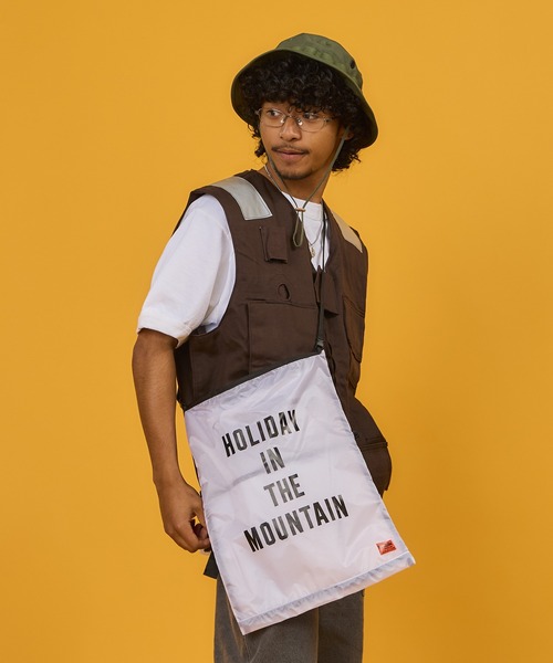 COMMON EDUCATION(コモンエデュケーション)の「Mountain Research × COMMON EDUCATION - 3-WAY SACOCHE(ショルダーバッグ・メンズ・ブラック/ホワイト・FREE)」の1枚目の写真