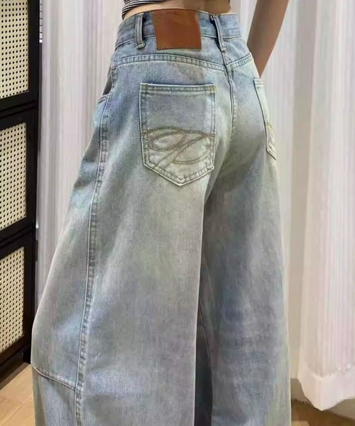 LUCPY(ラクピー)の「サイドラインルーズワイドデニムパンツ(デニムパンツ・レディース・ライトブルー・LARGE/X-LARGE/SMALL/MEDIUM)」の4枚目の写真