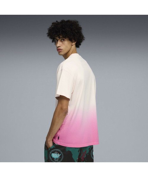 PUMA（プーマ）の「PUMA プーマ メンズ バスケットボール ザ ATW ディラン 半袖 Tシャツ II（Tシャツ/カットソー・メンズ・ピンク系その他・MEDIUM/LARGE/X-LARGE/SMALL）」の2枚目の写真