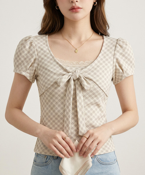VIVID LADY(ビビッドレディー)の「チェックリボン レースネック 半袖トップス(Tシャツ/カットソー・レディース・アイボリー/ベージュ/グレー・FREE)」の1枚目の写真
