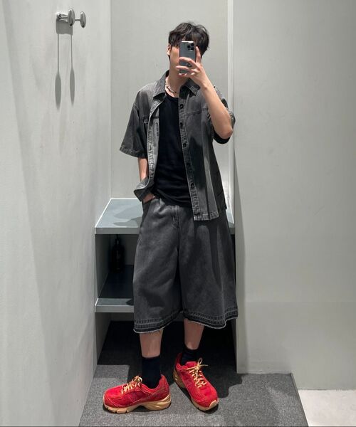 INSILENCE(インサイロンス)の「スラッシュウォッシングデニムシャツ WASHED GREY(シャツ/ブラウス・レディース・その他・LARGE/MEDIUM/SMALL)」の4枚目の写真