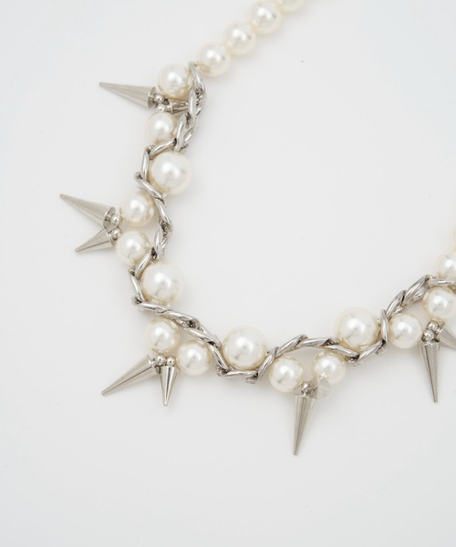 SOEMIN(ソミン)の「Thorn and pearl necklace/スタッズ&パールネックレス(ネックレス・レディース・ホワイト・FREE)」の5枚目の写真