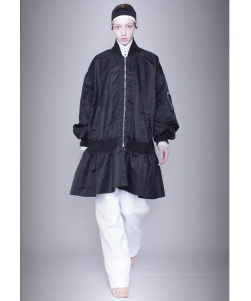 GURTWEIN( ガーウィン)の「Ruffle-skirt hemmed bomber coat(その他アウター・レディース・ブラック・FREE)」の2枚目の写真