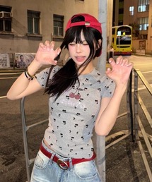甘くクールな少女、チェリーストーン付きTシャツ