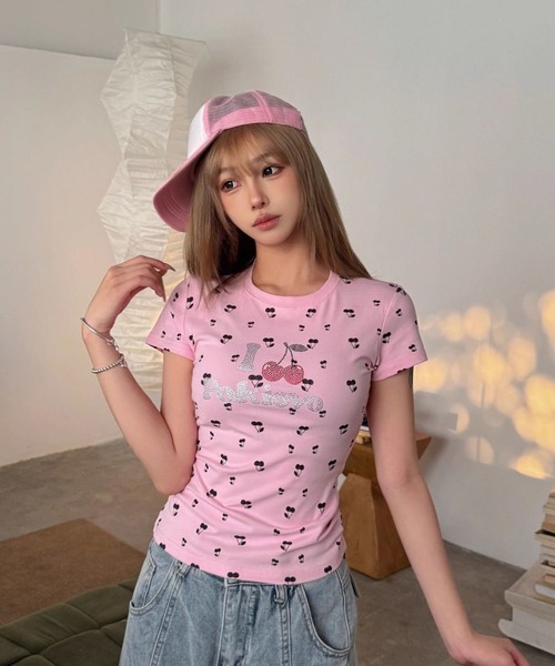 AsheKsha(アシクシャ)の「甘くクールな少女、チェリーストーン付きTシャツ(Tシャツ/カットソー・レディース・ピンク/グレー・M)」の1枚目の写真