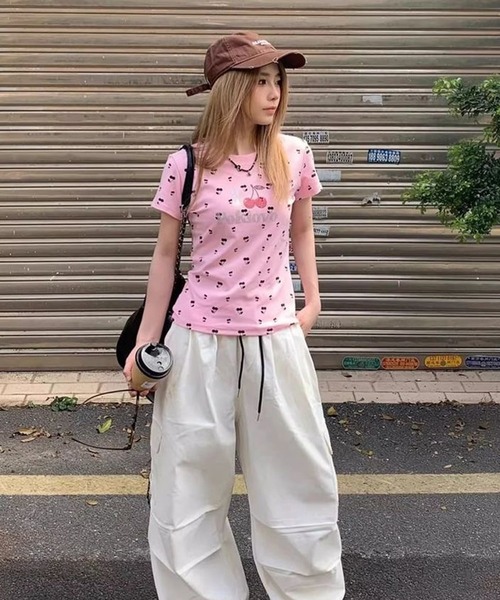 AsheKsha(アシクシャ)の「甘くクールな少女、チェリーストーン付きTシャツ(Tシャツ/カットソー・レディース・ピンク/グレー・M)」の4枚目の写真