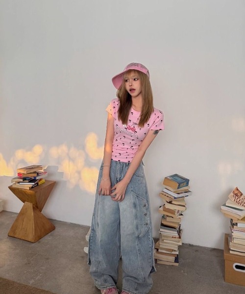 AsheKsha(アシクシャ)の「甘くクールな少女、チェリーストーン付きTシャツ(Tシャツ/カットソー・レディース・ピンク/グレー・M)」の5枚目の写真