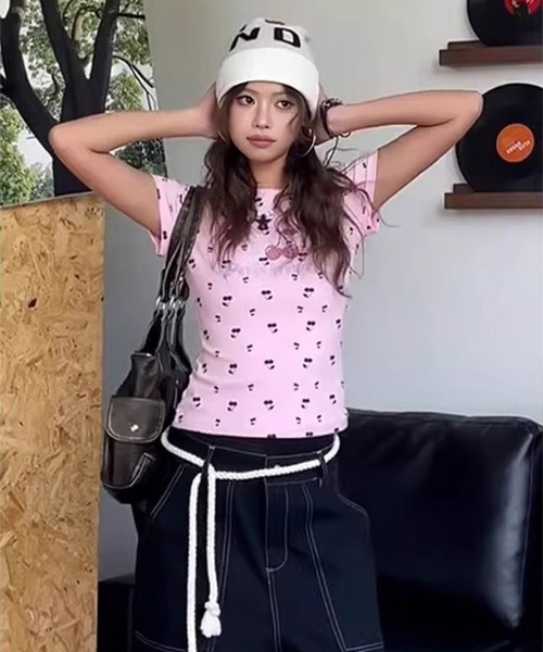 AsheKsha(アシクシャ)の「甘くクールな少女、チェリーストーン付きTシャツ(Tシャツ/カットソー・レディース・ピンク/グレー・M)」の6枚目の写真