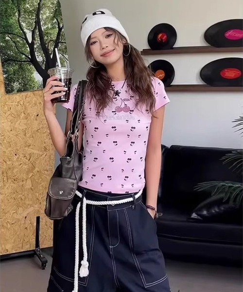 AsheKsha(アシクシャ)の「甘くクールな少女、チェリーストーン付きTシャツ(Tシャツ/カットソー・レディース・ピンク/グレー・M)」の7枚目の写真