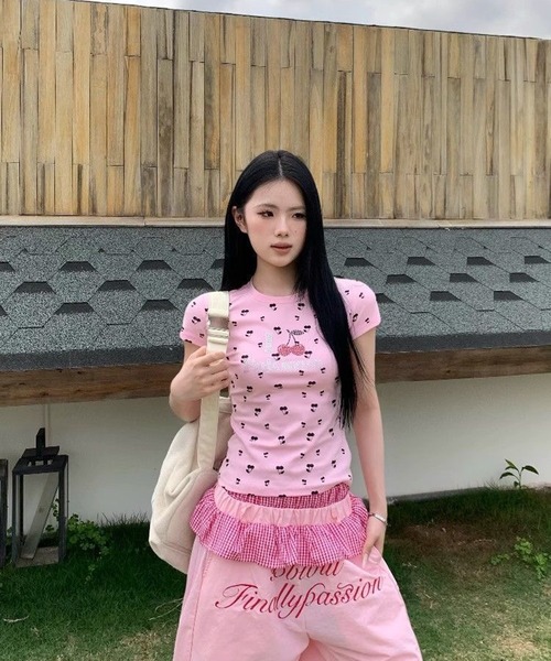 AsheKsha(アシクシャ)の「甘くクールな少女、チェリーストーン付きTシャツ(Tシャツ/カットソー・レディース・ピンク/グレー・M)」の8枚目の写真