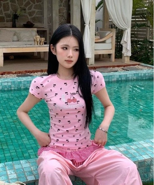 AsheKsha(アシクシャ)の「甘くクールな少女、チェリーストーン付きTシャツ(Tシャツ/カットソー・レディース・ピンク/グレー・M)」の10枚目の写真
